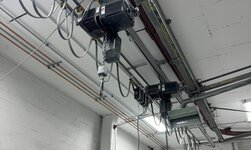 Lifting devices in use in a paint shop with highly flammable vapours in the air