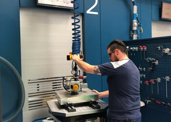 Chain handy is used to load workpieces in the machine factory