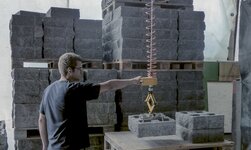 Building blocks are lifted by means of a Handy chain hoist and a special load receptor