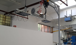 Large wooden boards are lifted and transported with a synchronous hoist with vacuum lifter