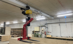Lifting fork is manually moved by means of a trolley on a steel beam