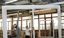 Aluminium crane system for smooth transport of bulky loads