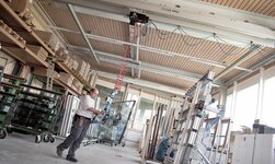 Large glass plates are transported with crane system combined with vacuum lifter