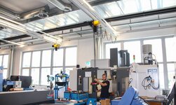 light crane system with electric chain hoist for equipping machines