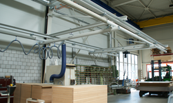 The crane system is integrated into the production hall on cantilevers