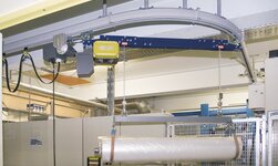 Crane system enables curve travel of a synchronous chain hoist