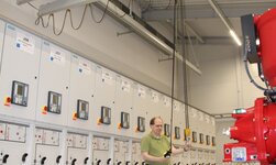 Light crane system in machine room for manual movement of goods
