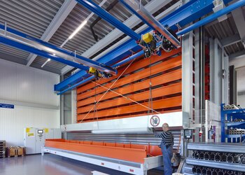 Crane system with synchronous electric chain hoists for lifting long goods