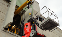 Vehicle is lifted by means of a chain hoist