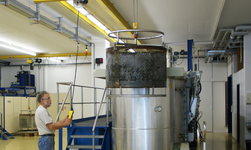 In an electroplating system with limited space, goods are transported to the workstation with a crane system.