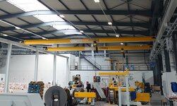 The crane rails for the crane bridge are placed on pillars so as not to put any load on the ceiling.