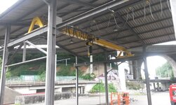 Height-optimised overhead travelling crane for transporting heavy loads
