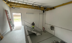 Hall crane is optimally integrated into the room and offers a maximum lifting height