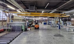 Indoor crane with extendable crane bridge for larger working area