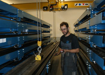 Crane system for synchronous lifting transports long iron bars