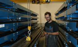 Crane system for synchronous lifting transports long iron bars