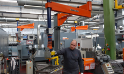 Pillar-mounted slewing crane for handling workpieces at the workplace