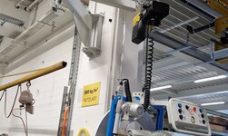 The transported goods are lifted by means of a vacuum lifter and moved from one work station to the next using a slewing crane.