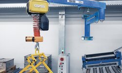 Slewing crane for fast goods handling at the workstation