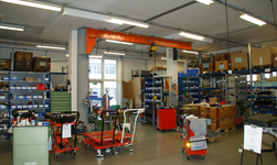 Slewing crane with electric chain hoist in assembly hall