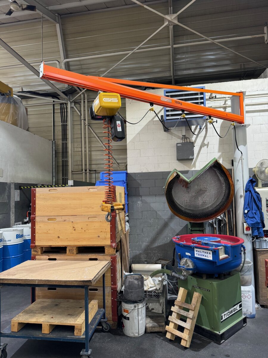 GIS slewing cranes for ergonomic goods handling at the workplace