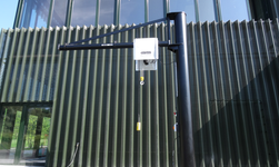 Slewing crane with electric chain hoist under weather protection