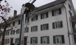 Weatherproof slewing pillar crane with rust-resistant jib