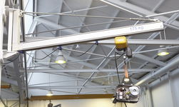Wall-mounted slewing crane with aluminium jib Grúa giratoria para el desplazamiento manual de cargas