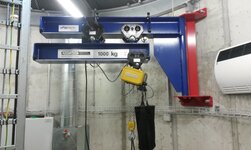 Slewing crane with telescopic jib and electric chain hoist