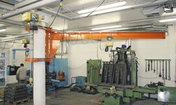 Workshop with slewing cranes and crane systems