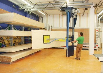Plate transport with shelf storage operation unit Crane system for the efficient storage and retrieval of panels and pallets in the warehouse